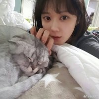 张娜拉在微博晒出与狗狗的合影  怀抱萌宠笑容甜美