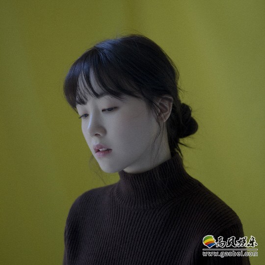 敏雅的solo数码单曲专辑《Other way》封面照  以黄色为背景