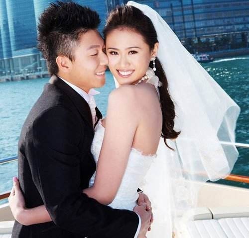 李小鹏晒老婆李安琪空姐制服照：黑色空姐服，展露好身材