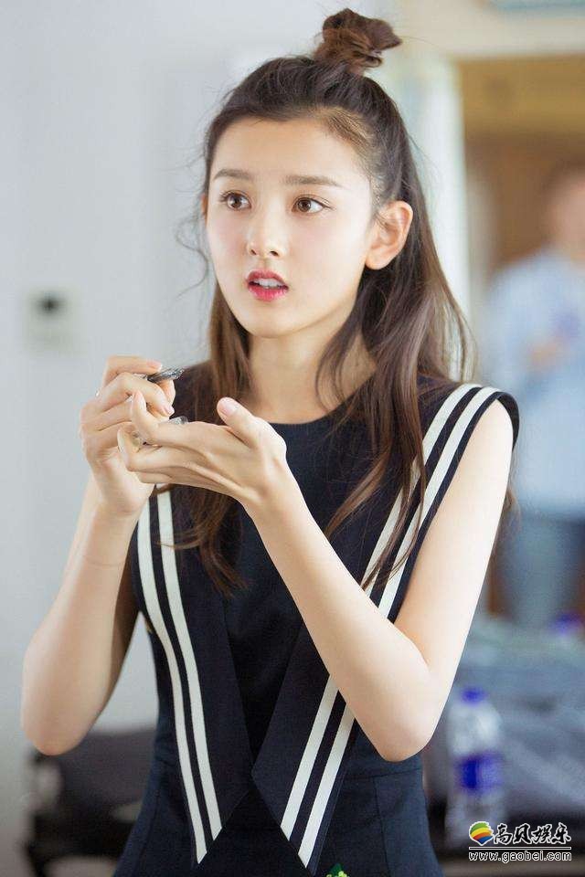 宋祖儿晒出露半脸自拍：对着镜头比V，鬼马精灵