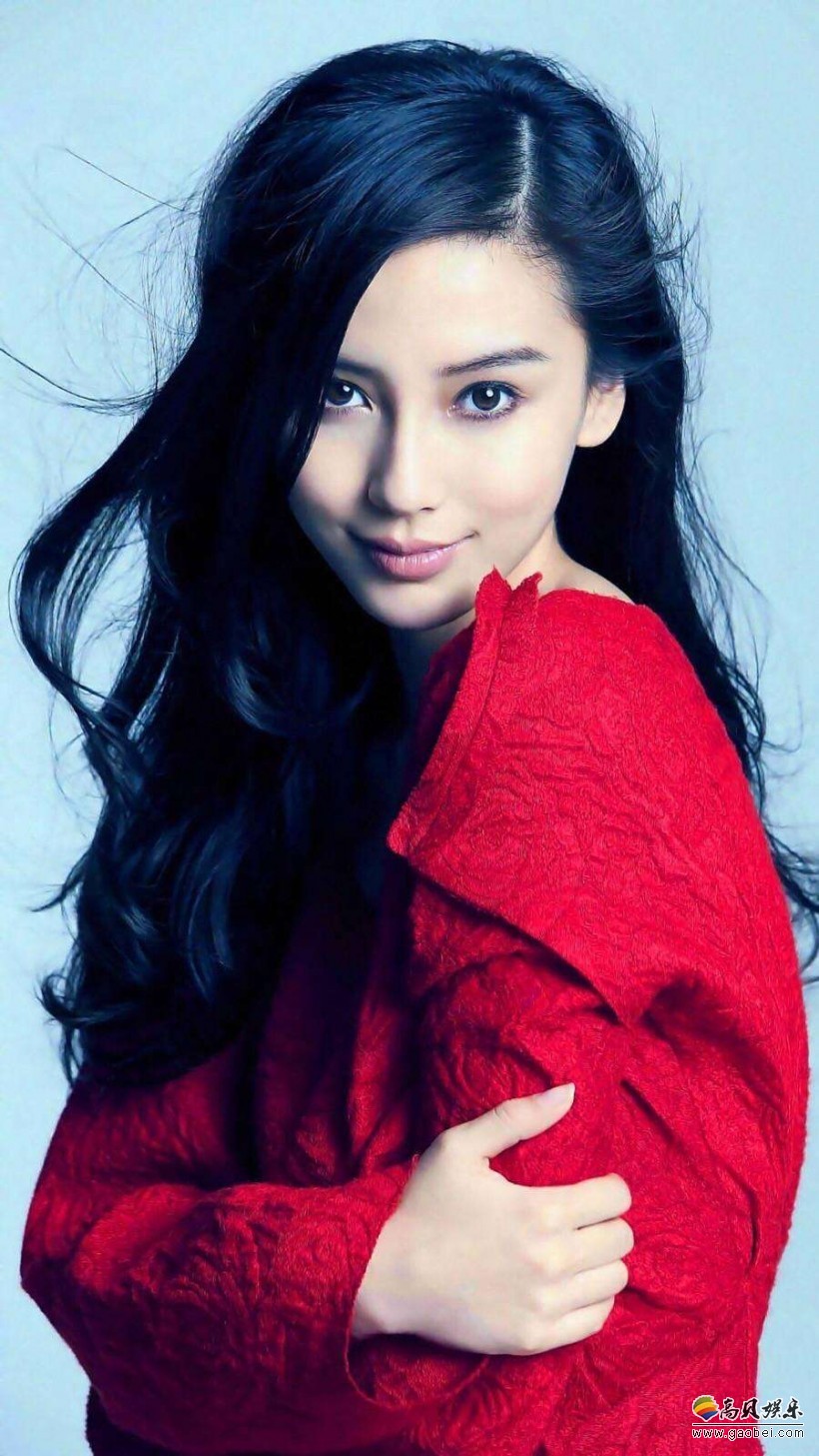 Angelababy微博晒出美照：随性卷发，自然甜美