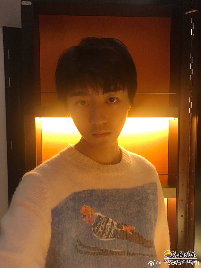 王俊凯晒出幽暗灯光自拍：眼神温柔，十分帅气