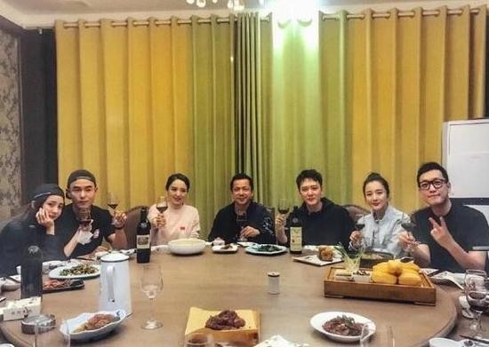 杨幂＆冯绍峰久违同框聚餐，与阮经天等人开心举杯
