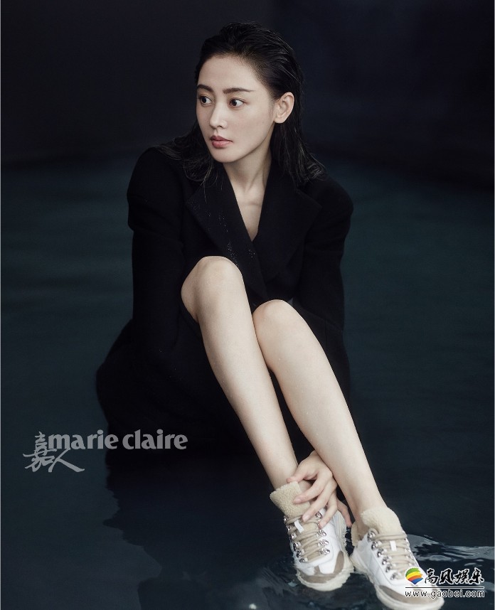 张天爱杂志封面大片：化身美人鱼，演绎别样性感