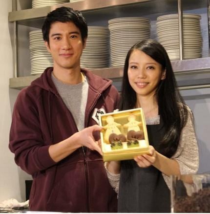 王力宏和老婆变身海盗，怀抱俩女儿幸福满满