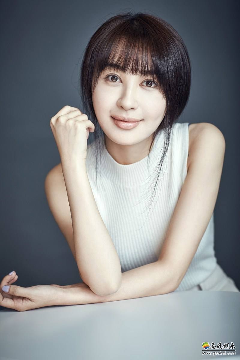 李菲儿现身机场：毫无倦意，元气满满，秀美腿