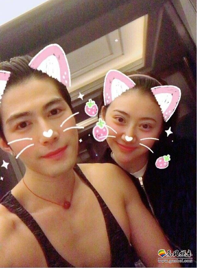 陈学冬＆景甜素颜自拍：并肩甜笑，搞怪“换脸”