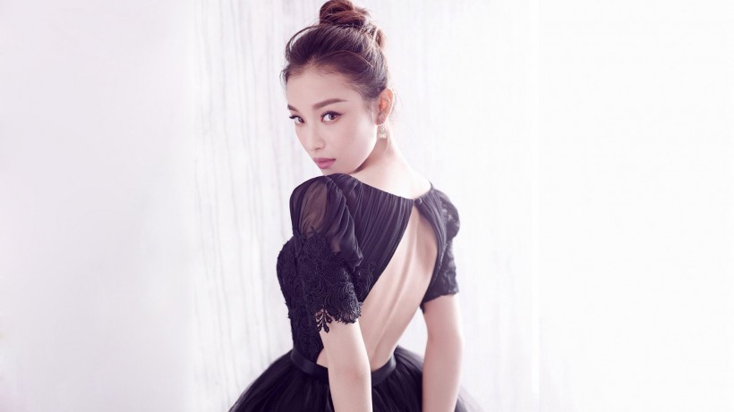 倪妮晒出夜晚素颜美照：高傲冷漠，慵懒迷人