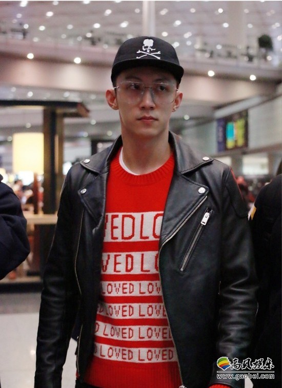 黄景瑜现身机场：黑色酷帅有型，雅痞潮范十足