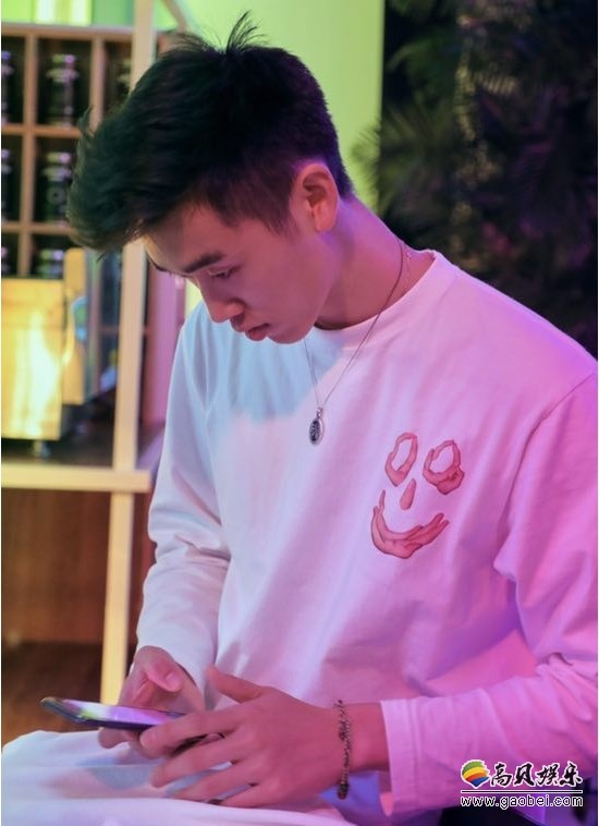林依轮夫妻“情侣装”现身：为儿子林子濠站台