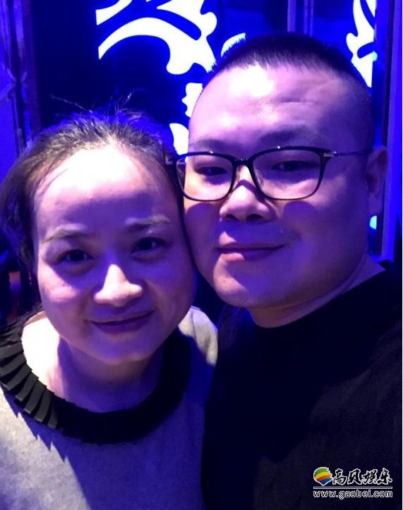 岳云鹏晒出和老婆KTV唱歌照片：两个人大秀恩爱
