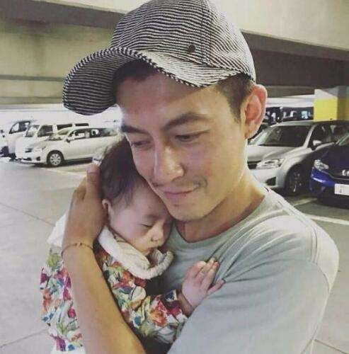 陈冠希再晒女儿：Alaia生病退烧贴，表情委屈