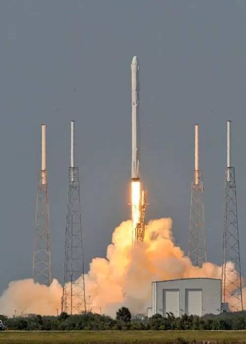 SpaceX猎鹰9号火箭升空：将铱星公司卫星送入轨道