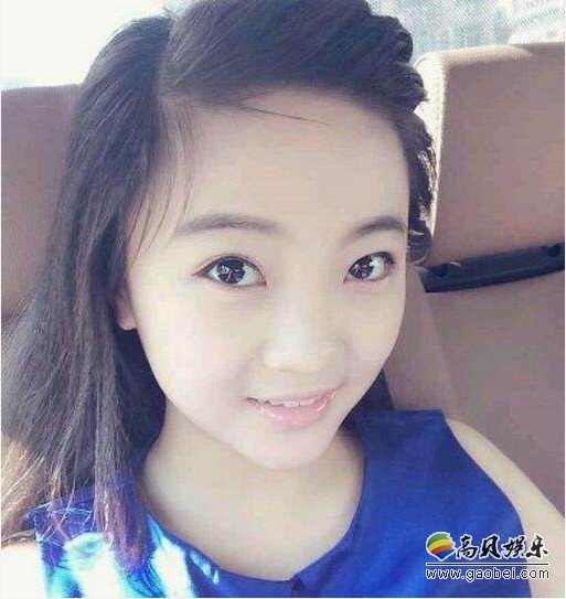 林妙可晒出与朋友逛街照片：呆萌可爱，美女出镜