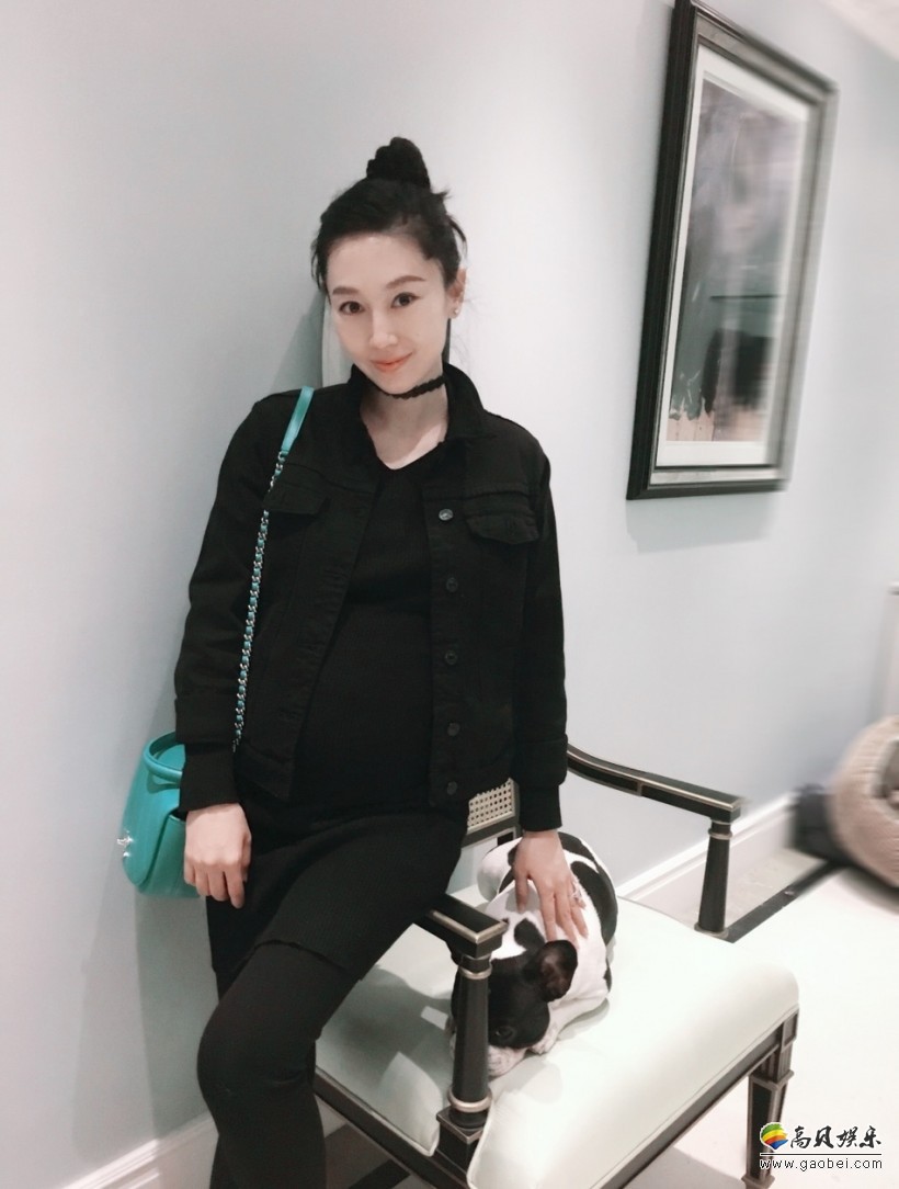 樊少皇妻子贾晓晨晒孕照：素颜皮肤细嫩，四肢纤瘦