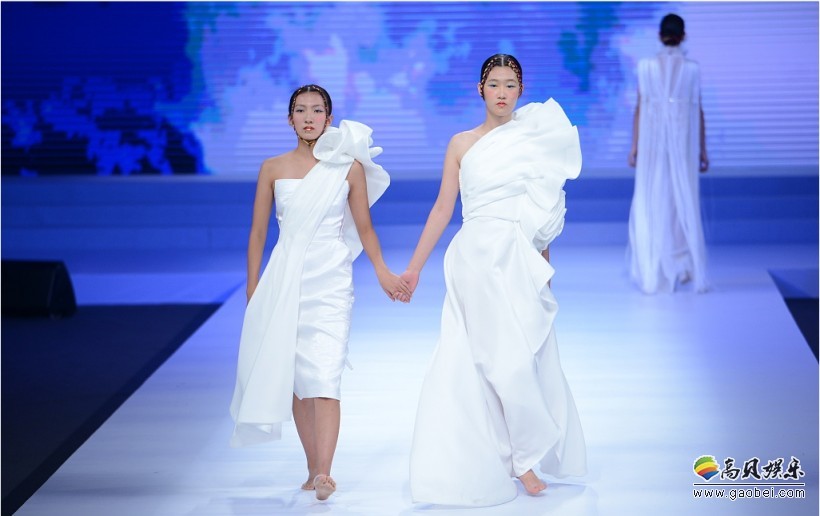 胡军女儿九九＆马艳丽女儿马沁歌，T台走秀