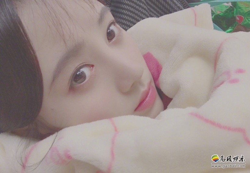 SNH48鞠婧祎晒自拍：闭眼比V卖萌，清纯动人