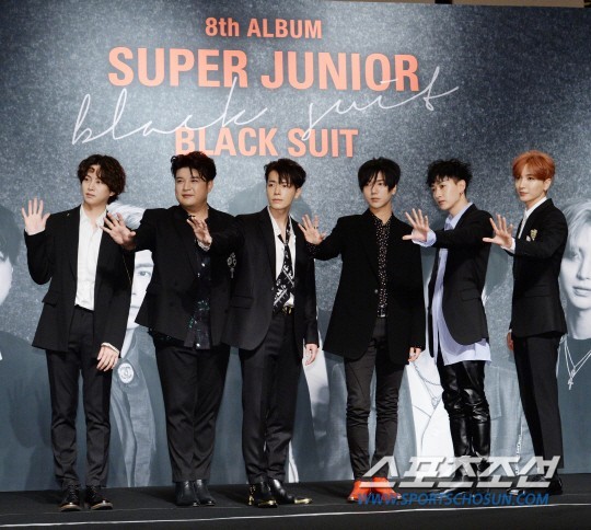 Super Junior举行正规8辑《PLAY》发行纪念showcase