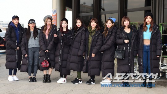 TWICE经由金浦国际机场出国前往日本   冬季造型赴日