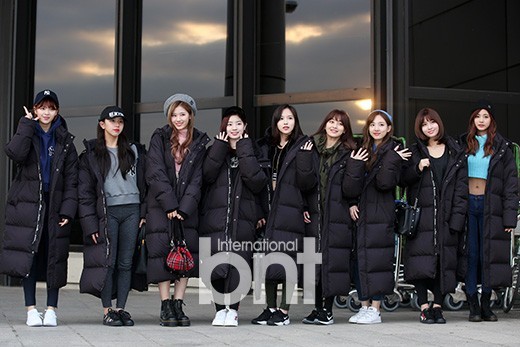 Twice海外行程经由金浦国际机场出发前往日本  九少女靓丽可人