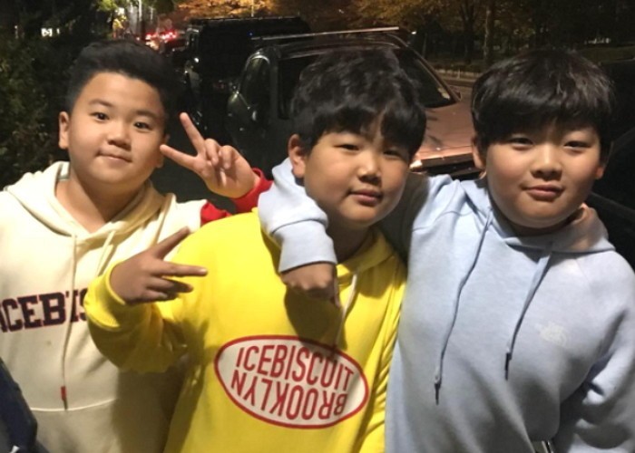 尹厚俊秀成俊合影引回忆杀 软萌宝宝已然是大男孩了胖成3兄弟