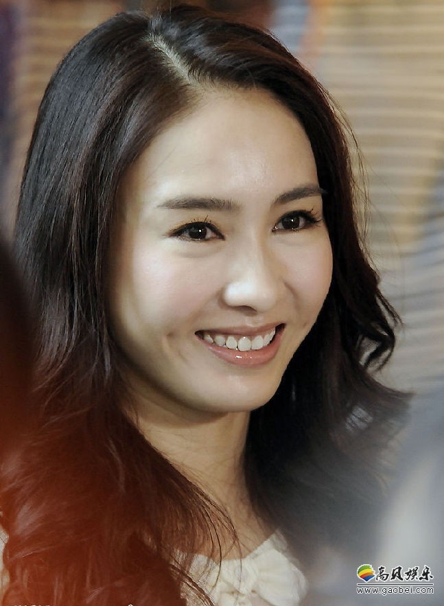 黎姿晒美照谈“冻龄”：心还炽热，年龄就会冻结