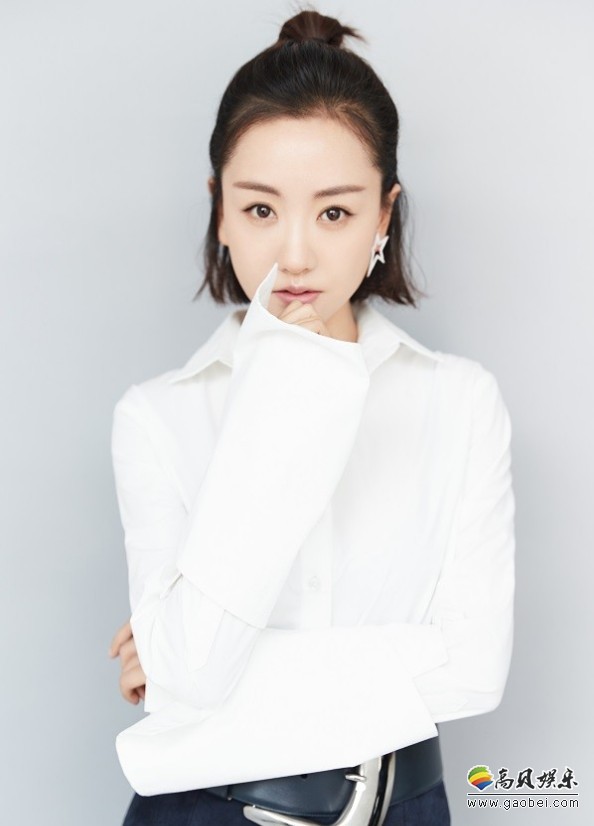 杨蓉衬衣写真：知性优雅，笑容甜美，女性魅力