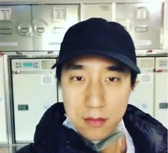 房祖名晒自拍短视频：飞机舱内小跑，搞笑逗人