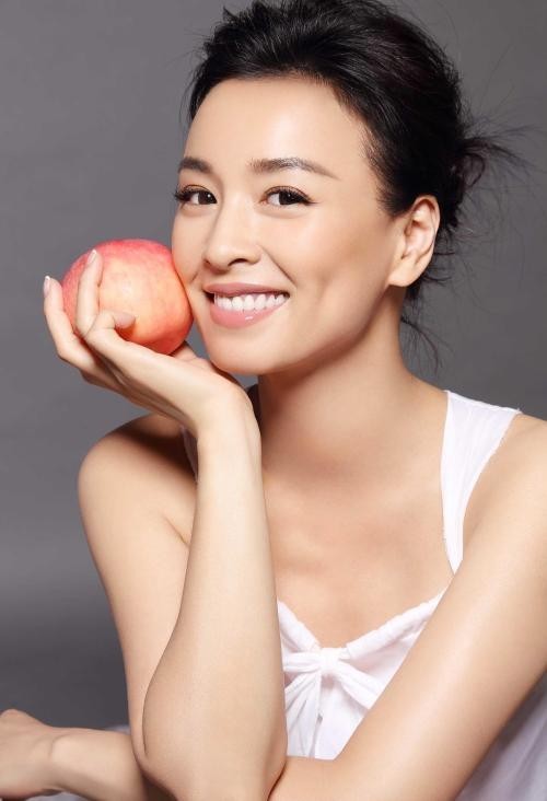 张庭晒出美照：对镜比V，秀长腿，尽显冻龄魅力