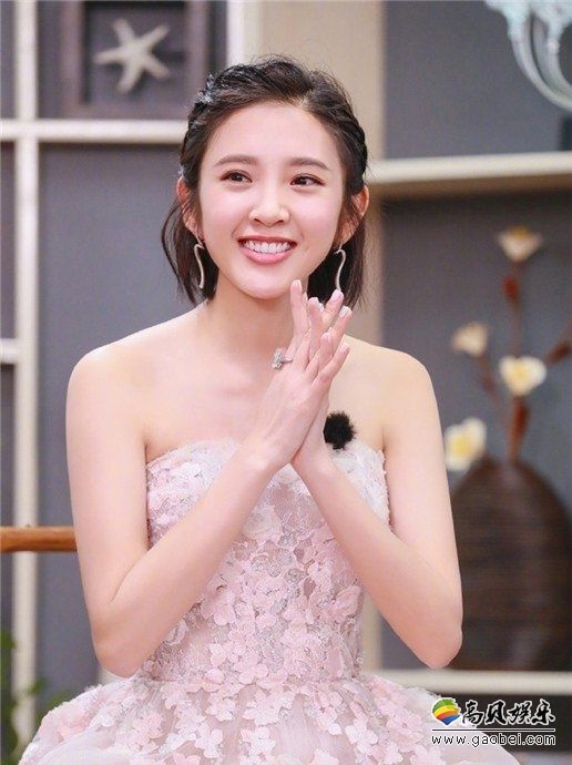 唐艺昕为宠物庆生：亲密贴面，喜爱之情溢于言表