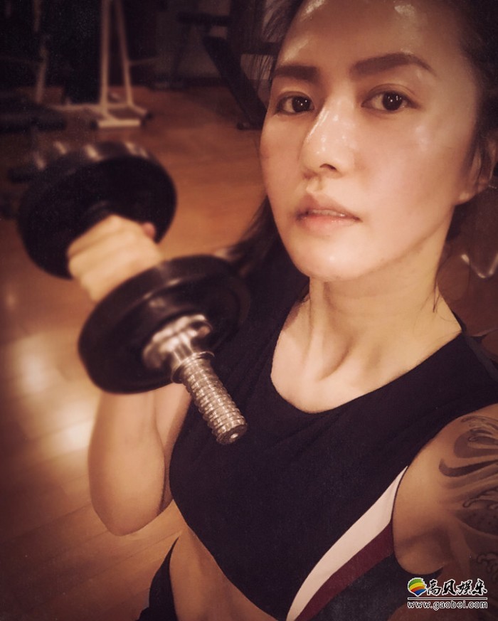 谭维维晒出健身自拍：身材纤瘦，马甲线明显