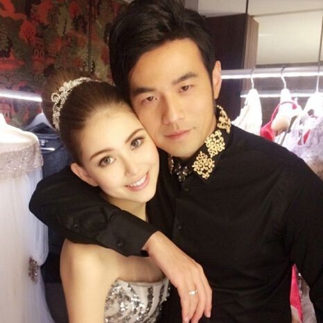 周杰伦晒出昆凌合影：周董搂着娇妻大撒狗粮