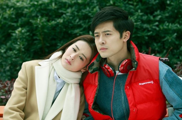 付辛博和颖儿与友人聚餐：抚摸腹中宝宝