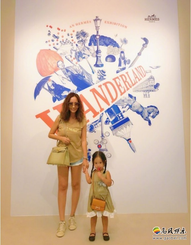 关颖晒出女儿和徐若瑄儿子，一起画画照片