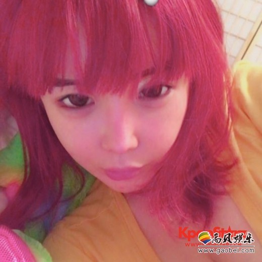 原2NE1成员朴春近况公开  头火红头发的朴春散发着强烈的魅力