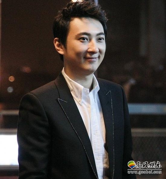 网友北京国贸偶遇王思聪，两位美女作陪