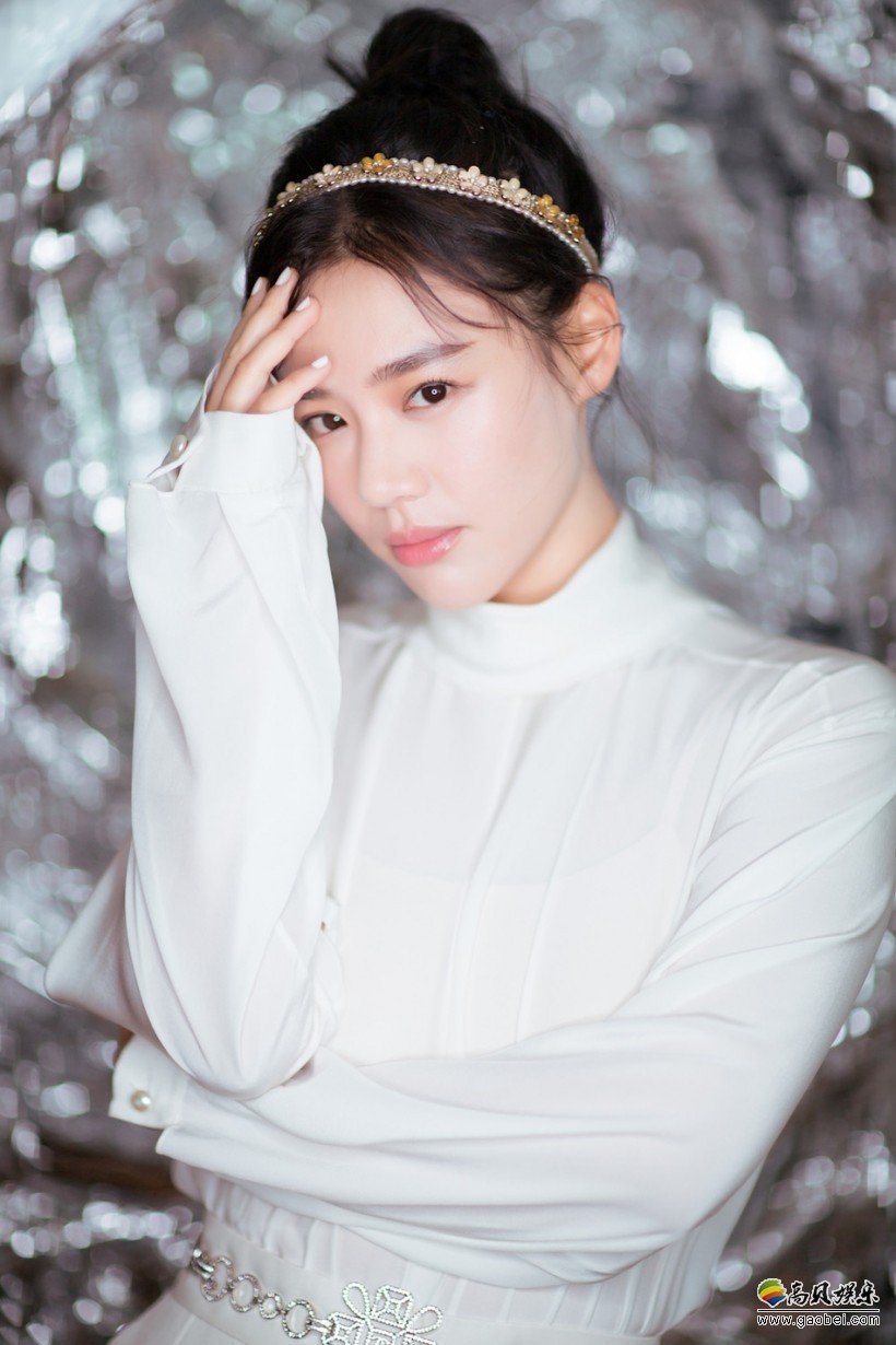 马思纯出席品牌发布会：清新优雅，气质出众