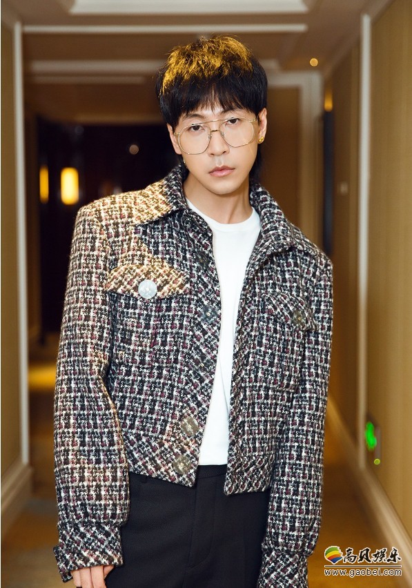 韩火火出席新品发布：黑白元素，简单时尚