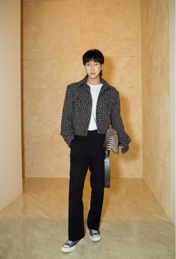 韩火火出席新品发布黑白元素简单时尚