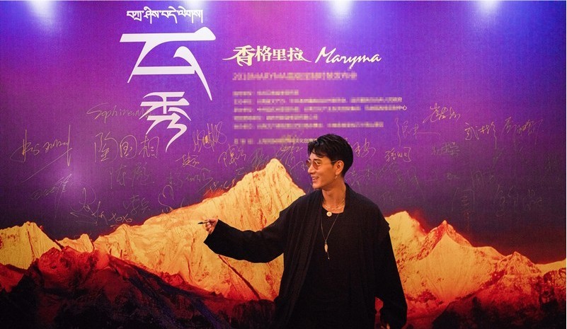 蒲巴甲参加时尚新品发布：低调复古造型