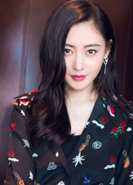 张天爱晒出美照：绿发配墨镜，酷帅十足