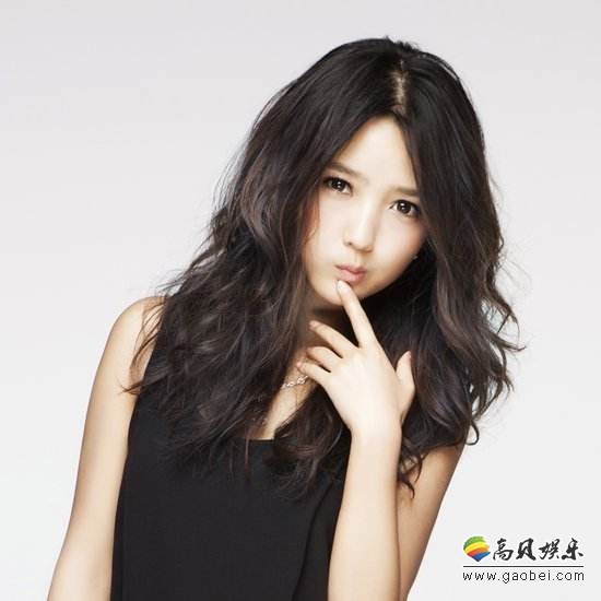 何洁一家为女儿庆生:七宝宠溺的看着妹妹 何洁一家为女儿庆生:七宝宠溺的看着妹妹