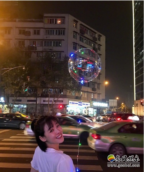 马思纯分享美照：俏皮可爱，纯真回眸一笑