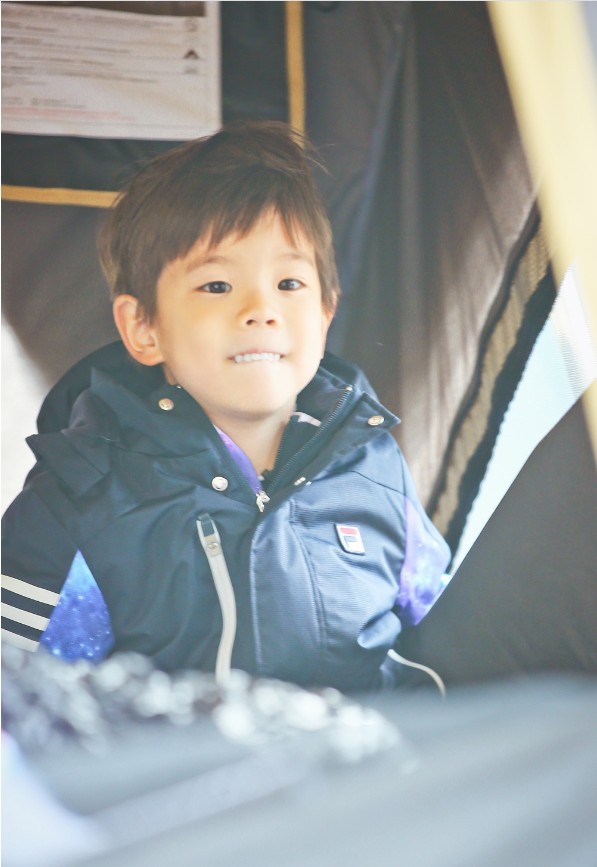 嗯哼搞怪变表情包小动作超多萌出天际