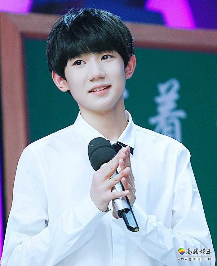 王源17岁生日吃蛋糕：感谢大家陪伴和支持