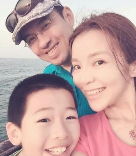 全家福：朱迅＆王志＆儿子合影，画面温馨
