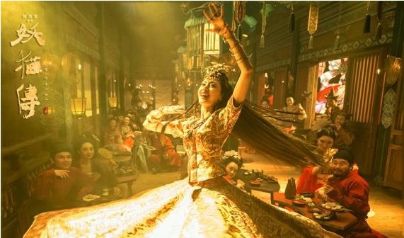 饰演舞姬玉莲的张天爱,在拍摄前也是反复排练,别看电影中婀娜的身段和