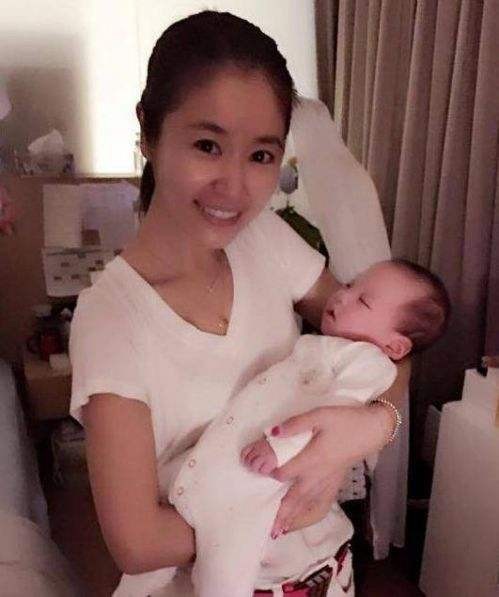 林心如女儿一岁身价4亿：又有颜值又有钱
