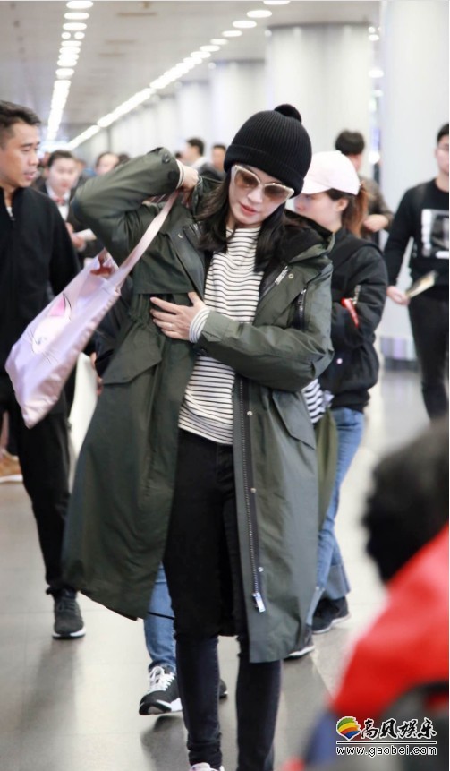姚晨带着儿子小土豆和女儿小茉莉现身机场