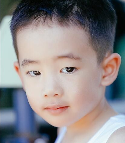 粉丝团曝光陈小春儿子Jasper小时候侧颜照 粉丝团曝光陈小春儿子Jasper小时候侧颜照